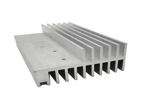 Polissage de profils de dissipateur de chaleur à extrusion d'aluminium extrudé légers