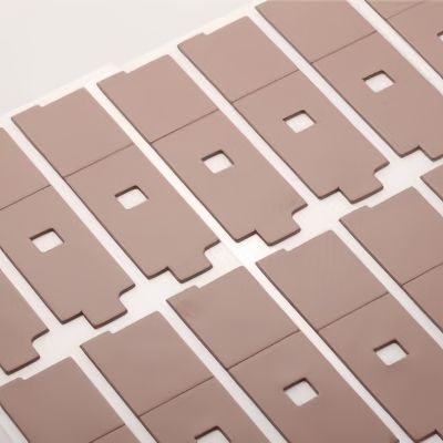Résistivité de volume élevé Pad thermique de processeur personnalisé avec densité optionnelle 3,0 ± 0,5 G/cm3